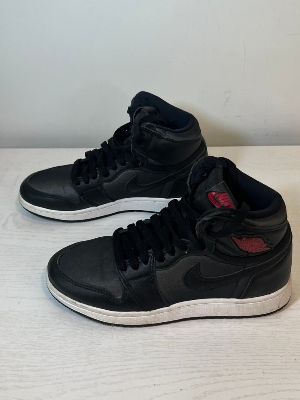 Nike Air Jordan 1 Retro High OG 555088-060 Black/Red Satin color way 4Y/Womens 6
